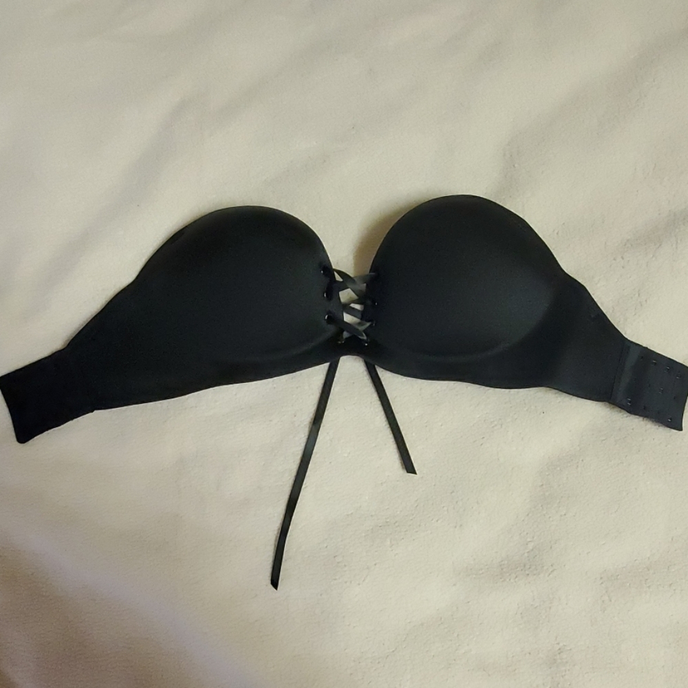 Black strapless bra